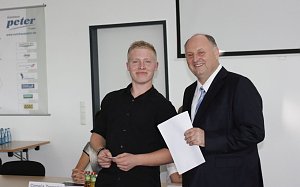 Seite an Seite mit dem Boss: Azubi Alexander Kohl und Gesch&auml;ftsf&uuml;hrer Helmut Peter. Er garantiert seinem Fachkr&auml;ftenachwuchs jegliche Unterst&uuml;tzung. 