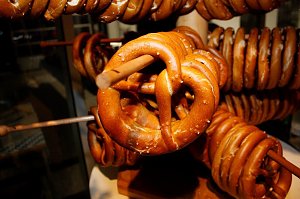 Gewichtiger Gast zum Oktoberfest im Autohaus Peter