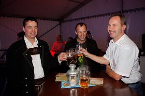 Gewichtiger Gast zum Oktoberfest im Autohaus Peter