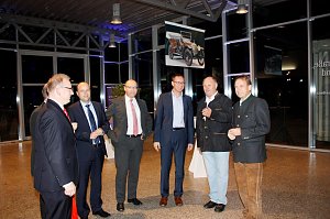 Gewichtiger Gast zum Oktoberfest im Autohaus Peter