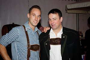 Gewichtiger Gast zum Oktoberfest im Autohaus Peter