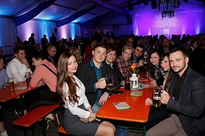 Gewichtiger Gast zum Oktoberfest im Autohaus Peter
