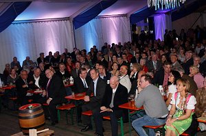 Gewichtiger Gast zum Oktoberfest im Autohaus Peter