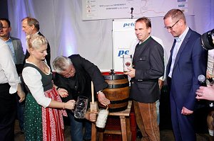 Gewichtiger Gast zum Oktoberfest im Autohaus Peter