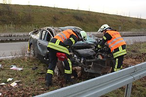 Auto kommt von der Fahrbahn ab