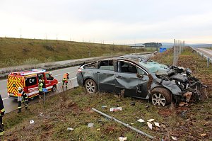 Auto kommt von der Fahrbahn ab