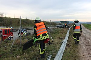 Auto kommt von der Fahrbahn ab