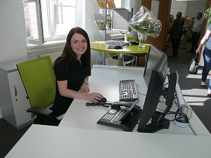 Mitarbeiterin Jennifer Rogge am Empfang