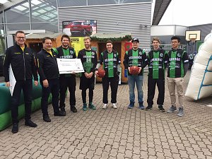 Neue Technik und Spenden f&uuml;r Vereine - im Autohaus Albertsmeyer freute man sich heute nicht nur &uuml;ber schicke Autos