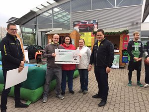 Neue Technik und Spenden f&uuml;r Vereine - im Autohaus Albertsmeyer freute man sich heute nicht nur &uuml;ber schicke Autos
