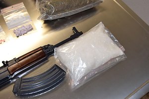 Sichergestellte Drogen und Waffen