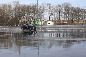 Ab ins Gelände: Autohaus-Peter-Gruppe lud zum Aktionstag ins Autodrom