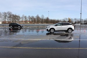 Ab ins Gelände: Autohaus-Peter-Gruppe lud zum Aktionstag ins Autodrom