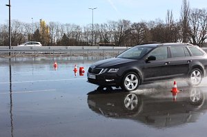 Ab ins Gelände: Autohaus-Peter-Gruppe lud zum Aktionstag ins Autodrom