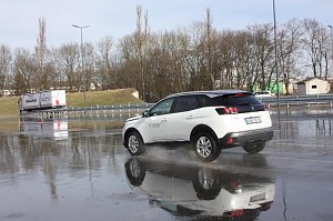 Ab ins Gelände: Autohaus-Peter-Gruppe lud zum Aktionstag ins Autodrom