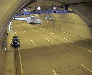 Fliegendes Auto im Tunnel
