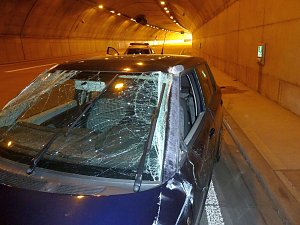 Fliegendes Auto im Tunnel