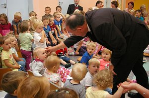 Bischof im Kindergarten Beuren