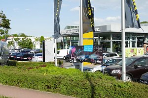 Afterwork-Party im Mercedes-Autohaus
