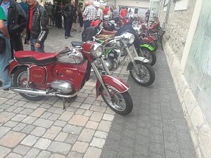 Trotz der wochenlangen Hitze kamen zum diesj&auml;hrigen Treffen &uuml;ber 100 Besitzer eines Mopeds, Motorrollers, Motorrades oder Dreirades der tschechischen Marken Jawa oder CZ auf das Gel&auml;nde der Festscheune in R&ouml;blingen am See (Sachsen-Anhalt)