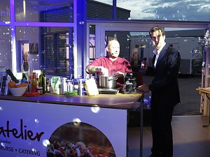 Live-Cooking, Hologramm und neue Autos