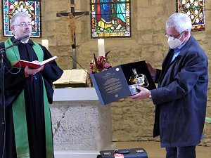 Pr&auml;ses Dr. Uwe Krieger zeigt die Sonderausgabe der Nordh&auml;user Traditionsbrennerei - ein Geschenk des Kirchenkreises