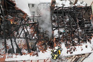 Dachstuhlbrand griff auf Nachbarh&auml;user &uuml;ber