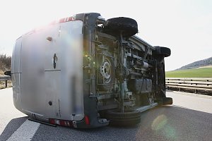 Reifenplatzer f&uuml;hrt zu Unfall
