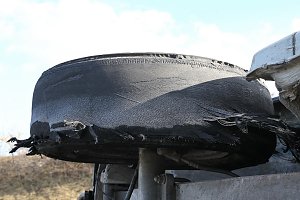 Reifenplatzer f&uuml;hrt zu Unfall