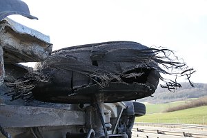 Reifenplatzer f&uuml;hrt zu Unfall