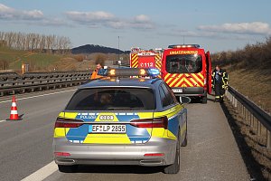 Reifenplatzer f&uuml;hrt zu Unfall