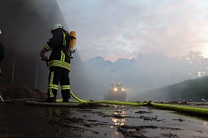 Gro&szlig;brand in Lagerhalle