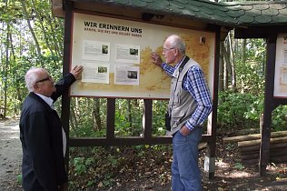 Bild: Wilhelm Roth (rechts) und Karl Hofhans vor einer Informationstafel im B&auml;renpark
