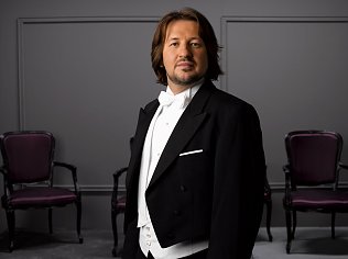 Bild: Lev Vinocour begleitet gemeinsam mit dem Loh-Orchester Sondershausen das Ballett Geliebte Clara 