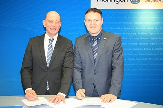 Gute Nachrichten Schwarz auf Wei&szlig;: Minister Tiefensee und Pr&auml;sident Wagner (Foto: Hochschule Nordhausen)