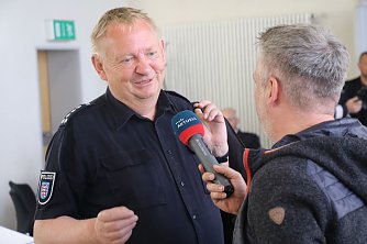 Polizeihauptkommissar Volker Brandt ist bis heute von seinen vierbeinigen Kollegen begeistert (Foto: agl)