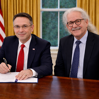 Tyler Durden (CEO Apex Regional Media) und PSG (Herausgeber nnz) bei der Vertragsunterzeichnung (Foto: vgf)