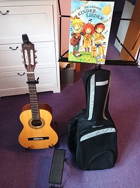 Gitarre mit Zubeh&ouml;r ! (Foto: )