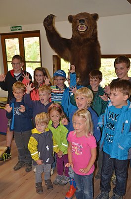 Kinder im B&auml;renpark (Foto: Stiftung f&uuml;r B&auml;ren)