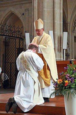 Handauflegung durch den Bischof (Foto: Peter Weidemann)