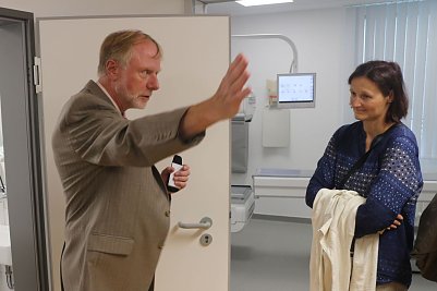 Chefarzt Dr. Gert Zinger kann auch nach 34 Jahren Nuklearmedizin noch mit viel Leidenschaft &uuml;ber sein Feld sprechen (Foto: Angelo Glashagel)