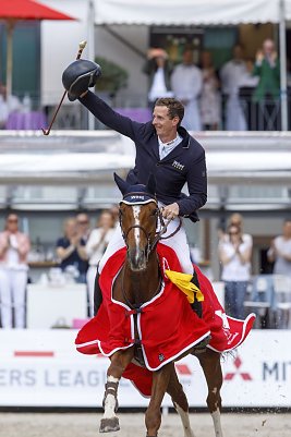 Wurde begeistert gefeiert und freute sich riesig - Felix Hassmann hat mit Balance die "Goldene Peitsche" aus N&ouml;rten-Hardenberg entf&uuml;hrt.  (Foto: Stefan Lafrentz)