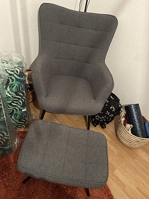 Sessel mit Hocker neuwertig zu verkaufen f&uuml;r 130 Euro. (Foto: )