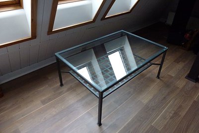 Glastisch mit Zwischenablage (Foto: )