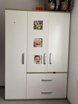 Kinderzimmer Schrank, mehrere Bilder sind vorhanden (Foto: )