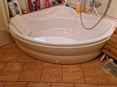 Ich verkaufe meine sehr gut erhaltene Eckbadewanne. (Foto: )
