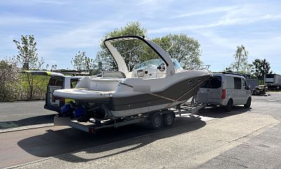 Ein Sportboot auf der Autobahn? Foto: Autobahnpolizei