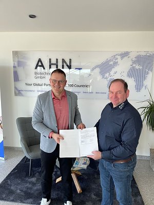 v.l. Prof. Dr. J&ouml;rg Wagner und Torsten Buchwald von AHN mit dem Kooperationsvertrag. (Foto: Foto: Thomas F&uuml;ldner)