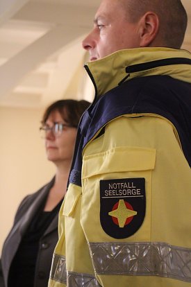 Bild: Die ehrenamtlichen Notfallseelsorger sind Menschen in den ersten Stunden gr&ouml;&szlig;ter Not Hilfe und St&uuml;tze