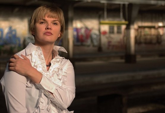 Die K&uuml;nstlerin (Foto: Agentur)